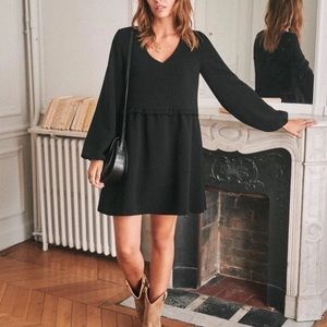Mini ample black dress